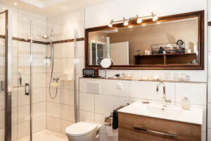 Komfortables Badezimmer Nummer 1 mit großer Duschkabine und üppigem Schminkspiegel!